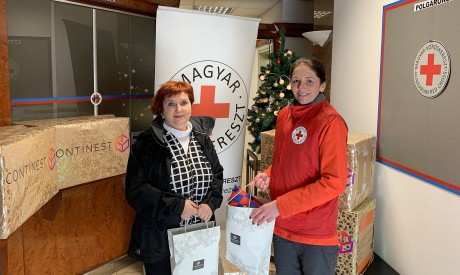 Adománycsomaggal támogatta a Continest a Magyar Vöröskereszt Fejér megyei szervezetét